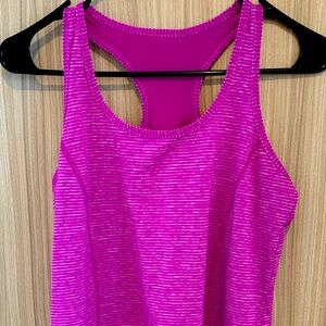 Danskin semi-fitted fusia tank sz. Small
